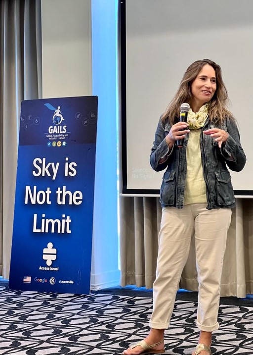 Imagen de Soledad Lara presentando en Cumbre Global de Líderes de Accesibilidad e Inclusión en Telaviv-Israel