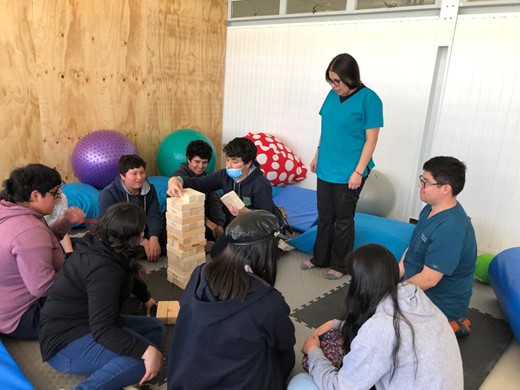 Grupo de alumnos y profesionales en actividades del taller.