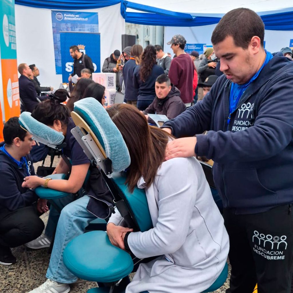Equipo de Fundación Descúbreme participa en la Feria Laboral Avanza Empleo realizando reclutamiento inclusivo y servicios de masoterapia inclusiva.
