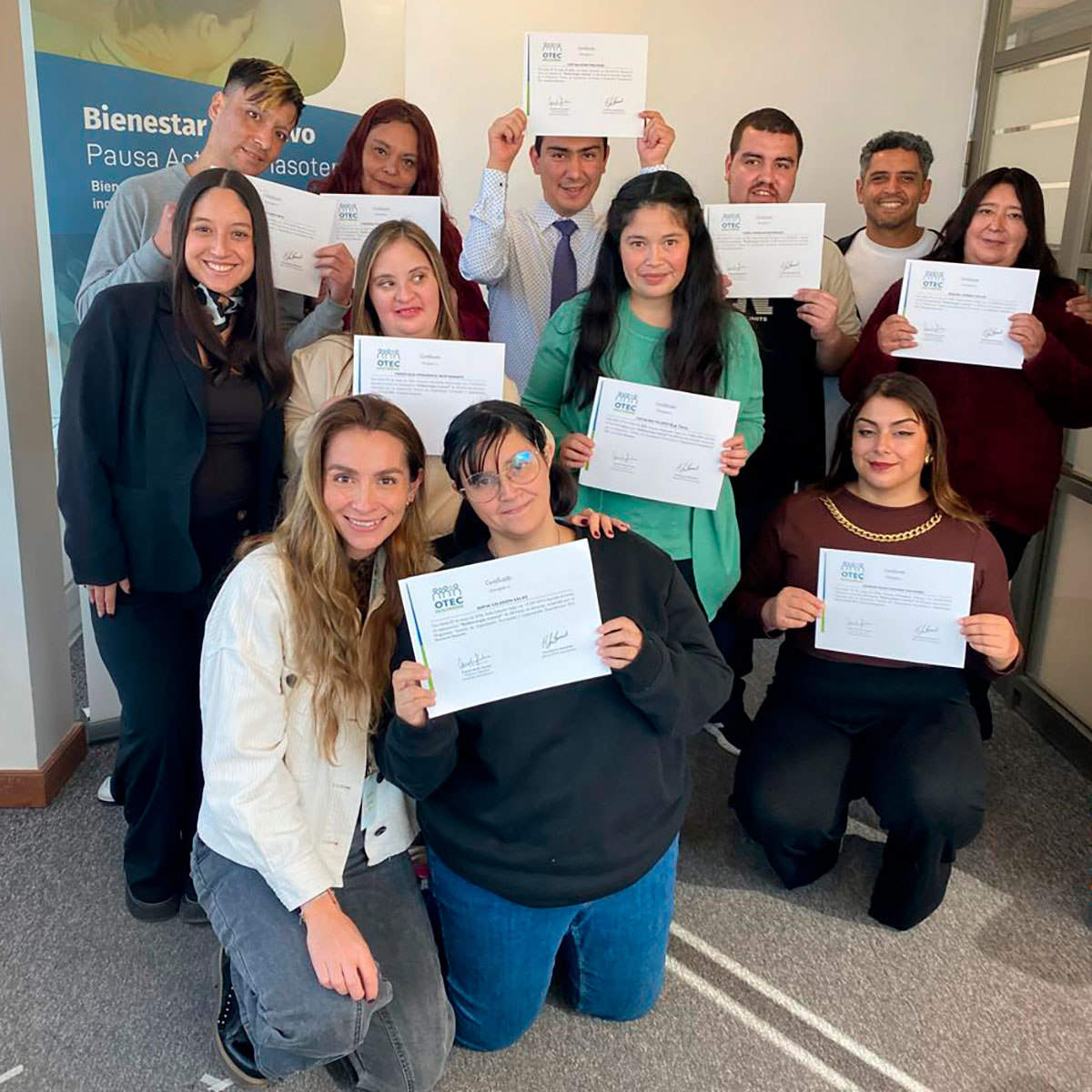 Integrantes del equipo de Bienestar Inclusivo de Fundación Descúbreme participan en una capacitación práctica de reflexología de manos.