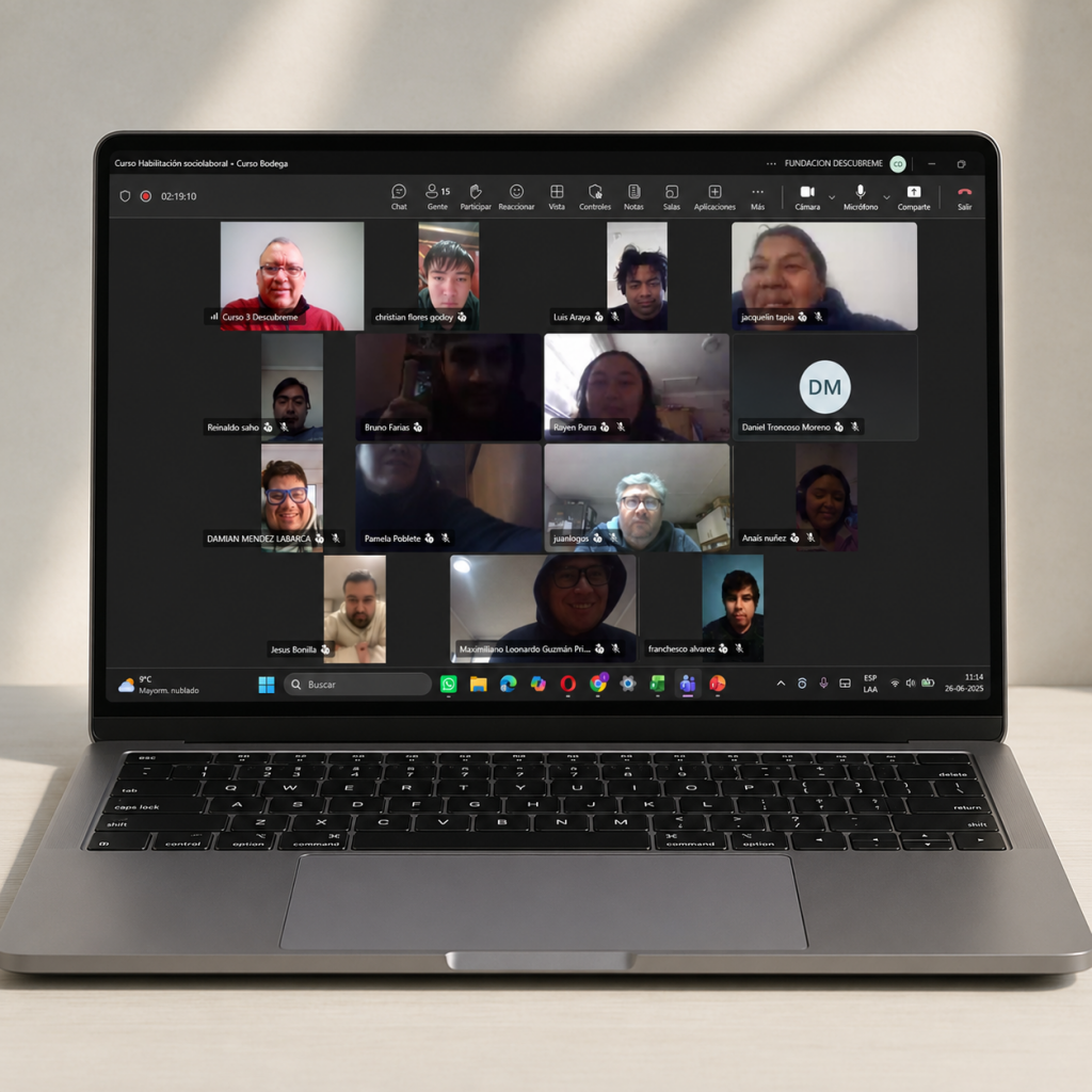 Computador portátil sobre un escritorio muestra una sesión de capacitación en línea con 15 participantes, correspondiente al programa financiado por Redbanc para personas con discapacidad.